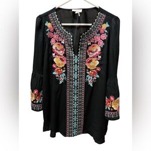 Andree by Unit Savannah Jane Small
Embroidered Black Floral Women's TunicTop